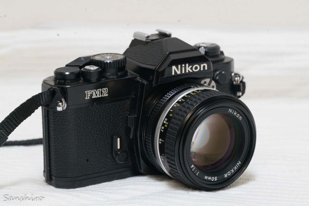 Nikon New FM2 ー 電池切れでも撮影可能な機械式カメラ